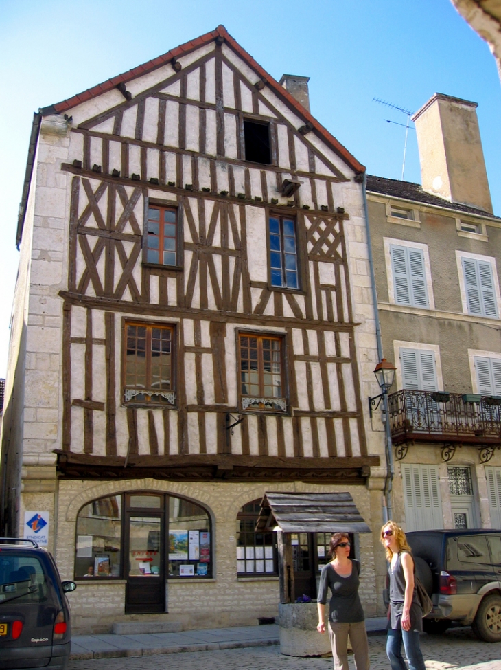 Office du tourisme au milieu des passages et maisons à colombage - Noyers