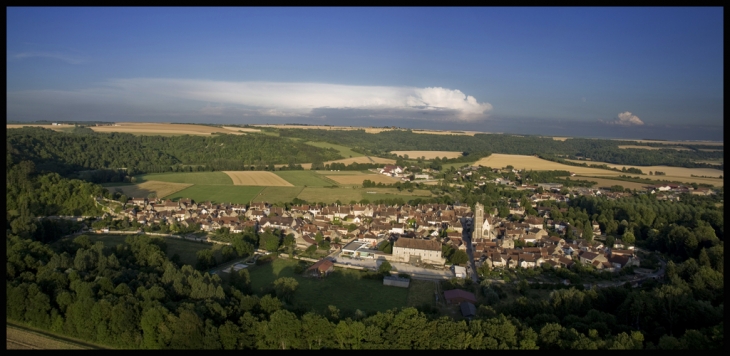 Vue aérienne de Noyers sur Serein vers l'Est.