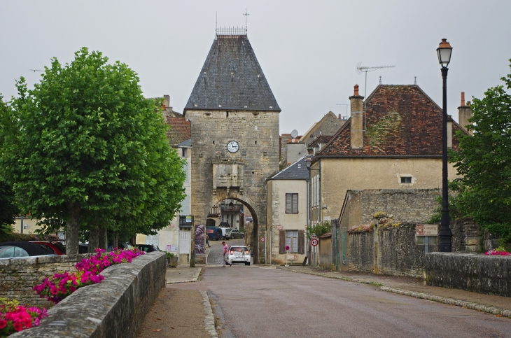 La Porte Peinte ou Porte d'Avallon. - Noyers