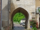 La Porte de Tonnerre (ou de Sainte-Vérote).  Dans la niche, se trouve une statue bourguignonne de la Vierge datant du XVIème siècle.  Chaque 15 août, la statue est ornée d'une grappe de raisin vert ou vérot pour protéger la vigne des orages.