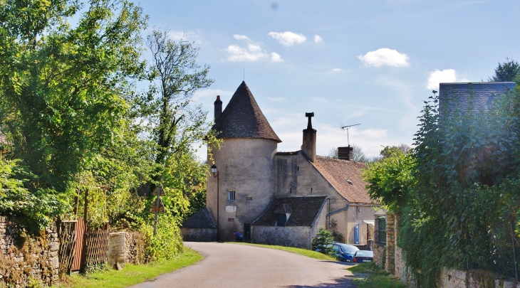 Petit Castel  - Pierre-Perthuis