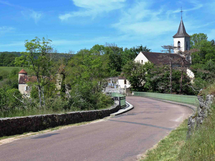 Vue sur le village : le grand pont, le château et l'église - Pierre-Perthuis