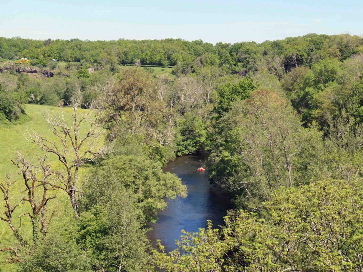 La vallée de la Cure vue du grand pont - Pierre-Perthuis