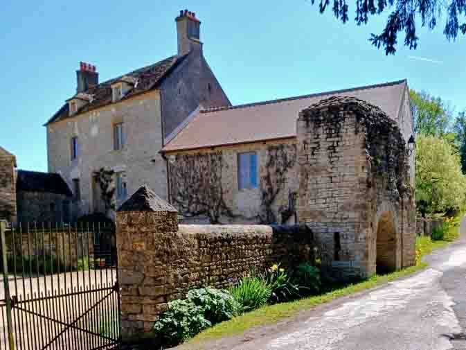 Maison et  vestiges de la poterne du 12ème siècle - Pierre-Perthuis