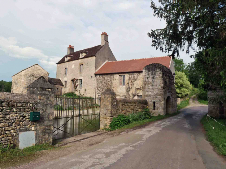 Maison et  vestiges de la poterne du 12ème siècle - Pierre-Perthuis