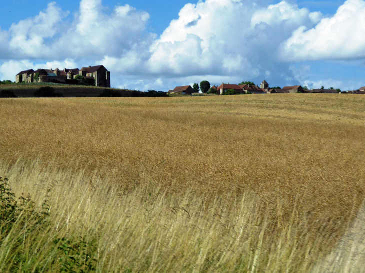 Le château et le village sur le plateau - Pisy