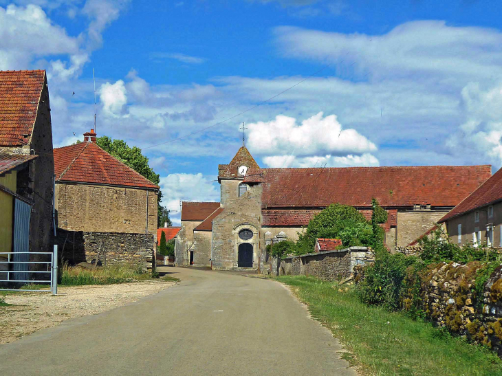 Dans le village - Pisy