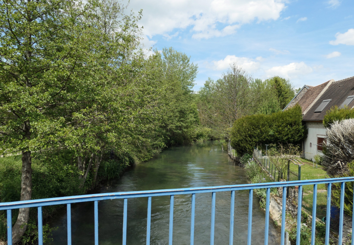 La Vanne vue du pont - Pont-sur-Vanne