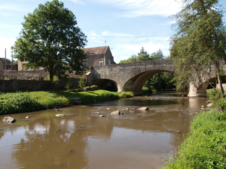 Pont sur la rivière 