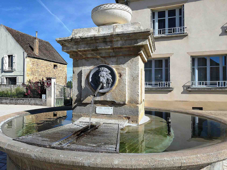 Fontaine dans le village - Pontaubert