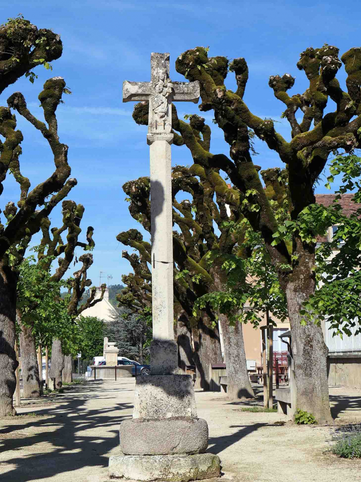 La croix sur la place - Pontaubert