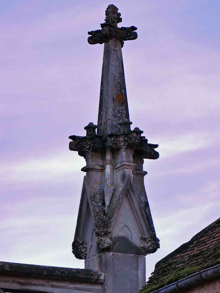 La croix sur l'église - Pontaubert