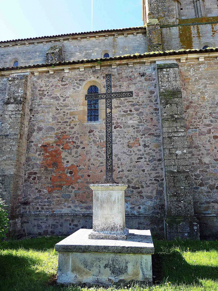 La croix dans le jardin de l'église - Pontaubert