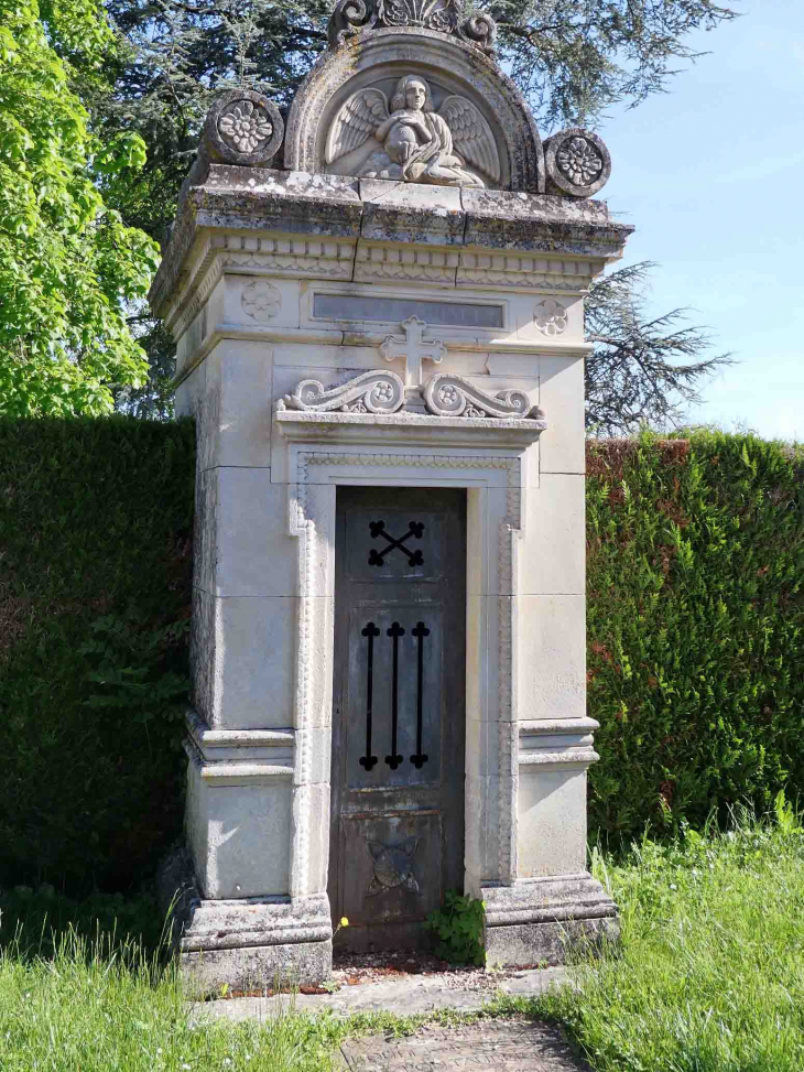 Dans le jardin de l'église - Pontaubert