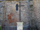 la croix dans le jardin de l'église