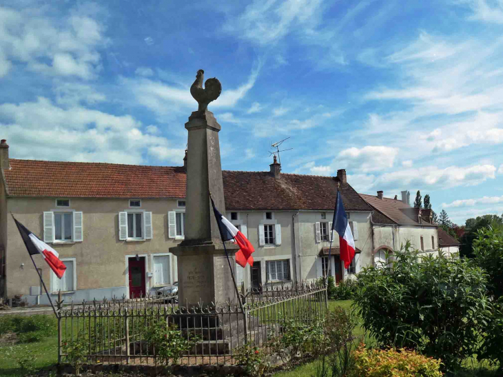 Le monument aux morts dans le village - Provency