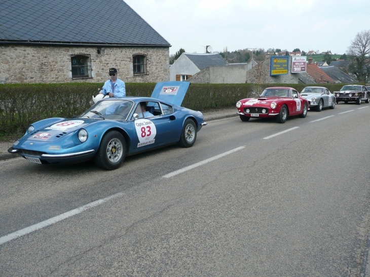 Passage du Tour Auto 2010 route de l'étang - Quarré-les-Tombes