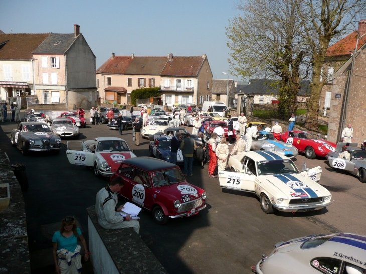 Passage du Tour Auto 2010 place de l'église - Quarré-les-Tombes