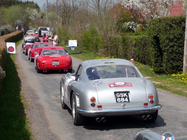 Passage du Tour Auto 2010 rue du grand puits -Ferrari 250 GT SWB - Quarré-les-Tombes