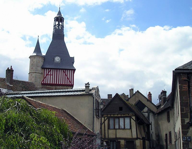 Vue sur  la lour de l'horloge et maisons médiévales - Saint-Fargeau