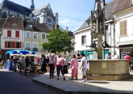 Brocante estivale sur la place des Fontaines - Saint-Florentin