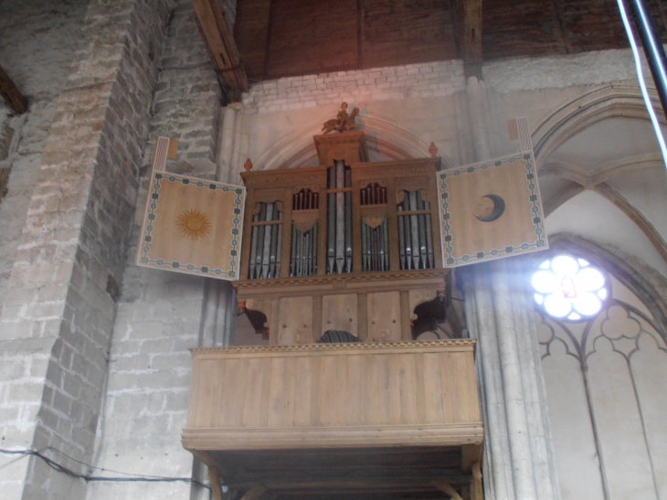 Le grand orgue renaissance (1568) restauré en septembre 2011 par le facteur d'orgue Bertrand Cattiaux qui a enlevé le jeu de Trompette et le demi-clavier d'écho. ajouté par Julien Tribuot facteur du roi Louis XIV. - Saint-Julien-du-Sault