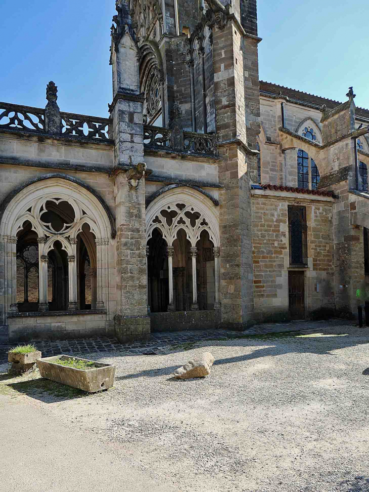 Le porche de l'église Notre Dame - Saint-Père