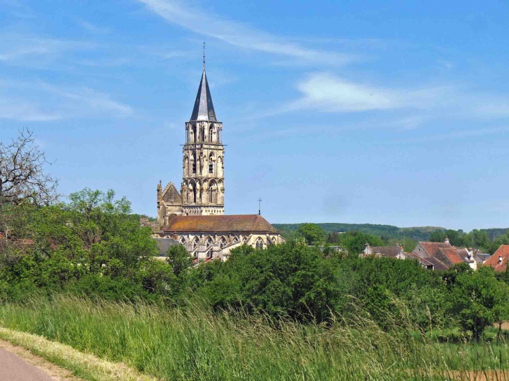 Vue sur le village et son église - Saint-Père