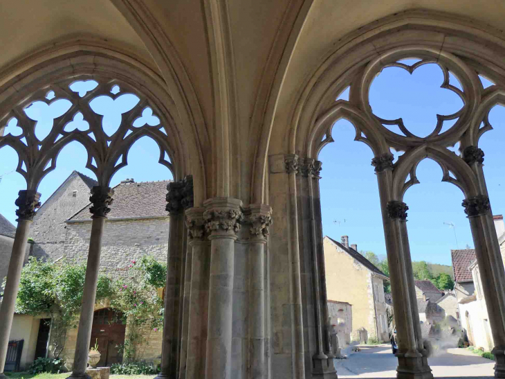 Sous le porche de l'église - Saint-Père