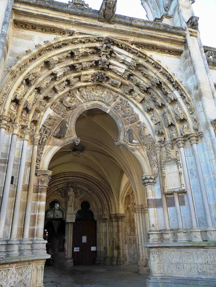 Le portail double de l'église - Saint-Père