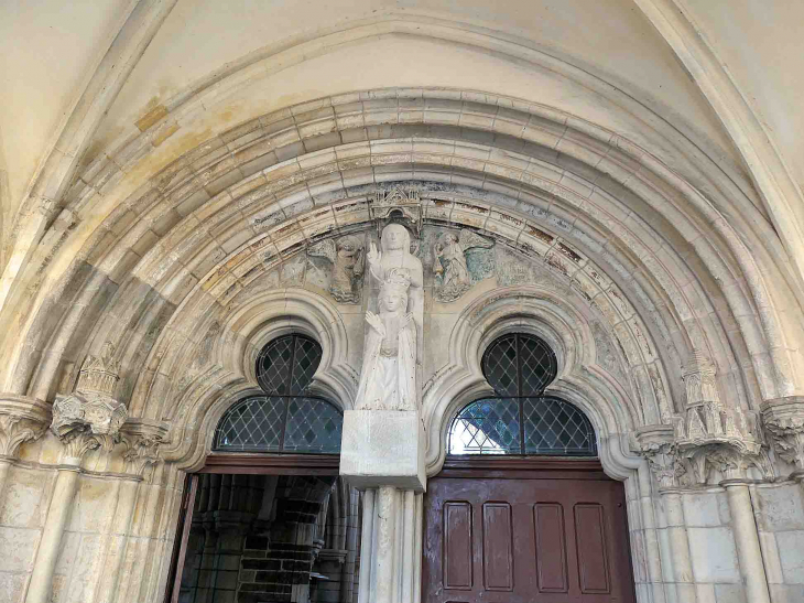 Le portail double de l'église - Saint-Père