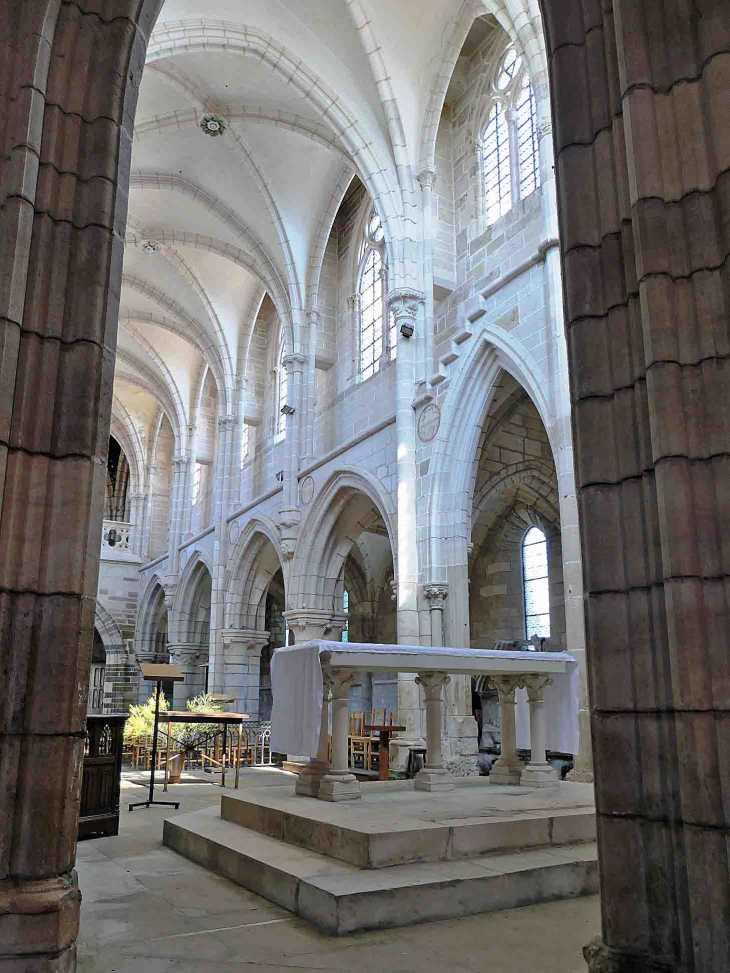 L'intérieur de l'église Notre Dame - Saint-Père