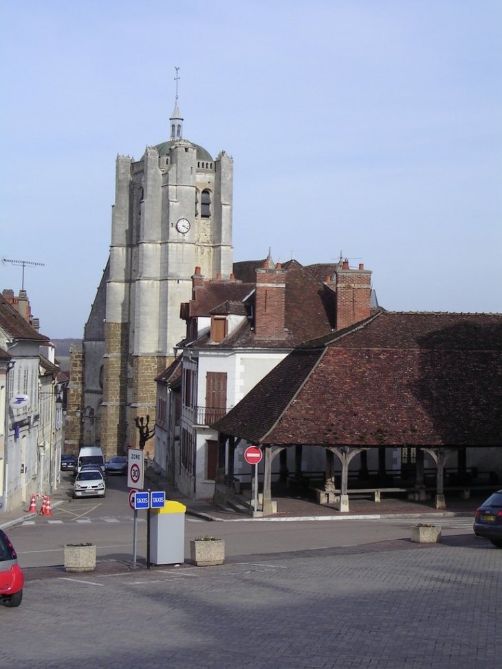 L'eglise vue de la place de la mairie - Seignelay