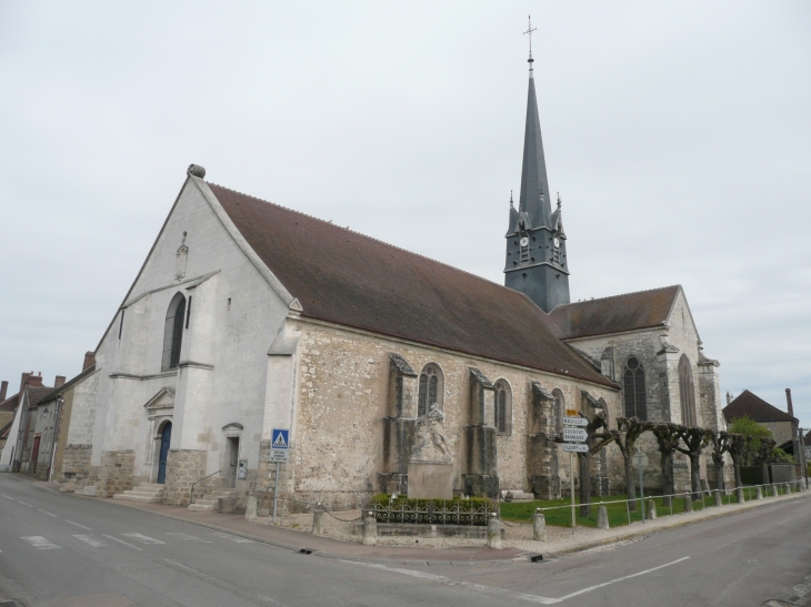 L'église vue rue d'Aillant-sur-Tholon  - Senan