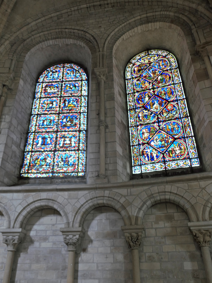 Cathédrale Saint Etienne : vitraux à arcature romane dans le déambulatoire - Sens