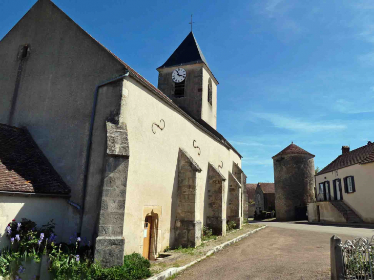 Le monument aux morts derrière l'église - Tharot