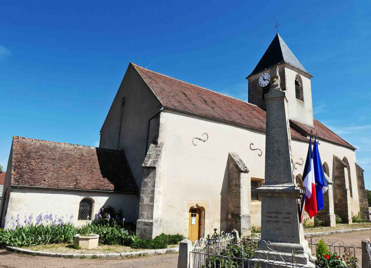 Le monument aux morts devant l'église - Tharot