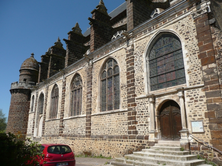 Eglise SAINT PIERRE côté porche- - Toucy