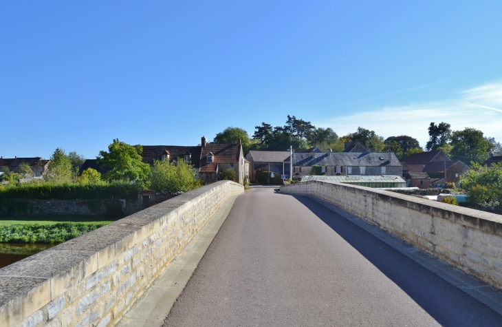 Pont sur Le Cousin - Vault-de-Lugny