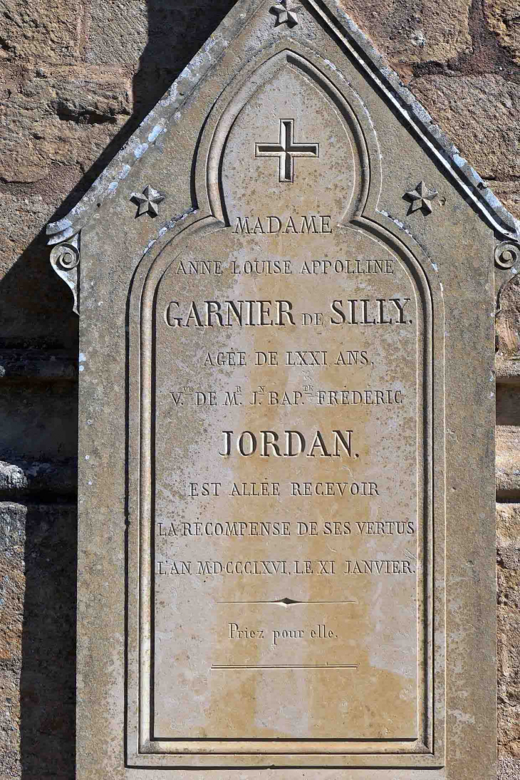 Tombes et croix dans le cimetière - Vault-de-Lugny