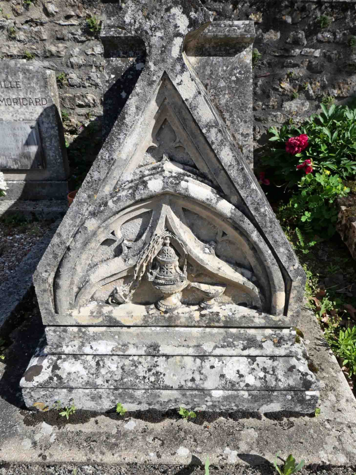 Lombes et croix dans le cimetière - Vault-de-Lugny