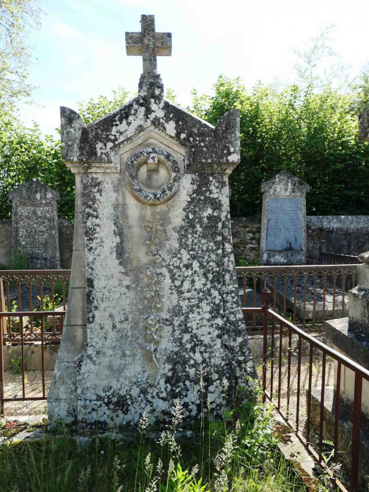 Lombes et croix dans le cimetière - Vault-de-Lugny