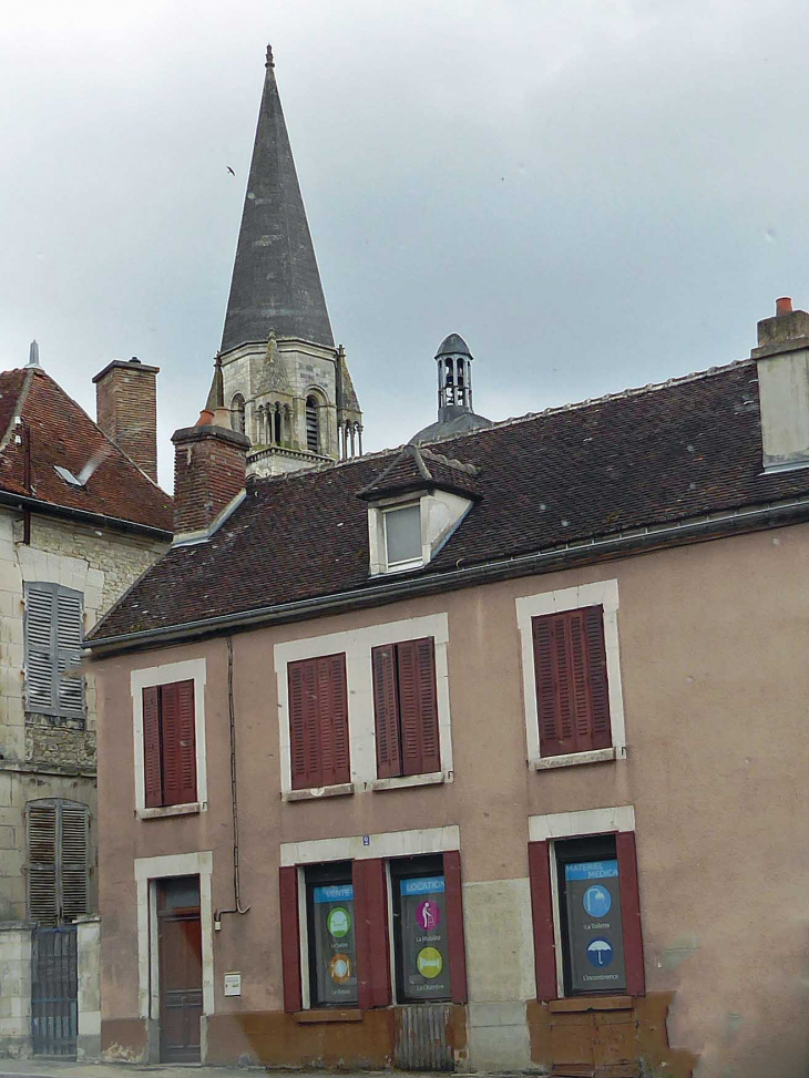 Le clocher derrière les maisons - Vermenton