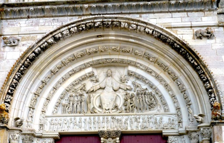 Le tympan du Jugement dernier, en façade de la basilique - Vézelay