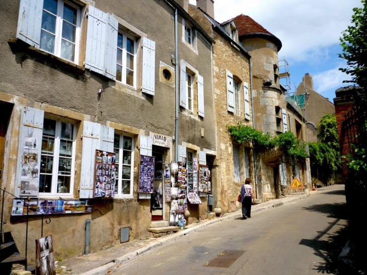 Dans le haut de la rue principale - Vézelay