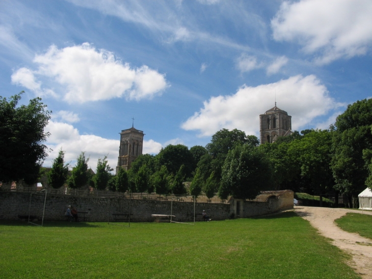 Le Parc et la basilique - Vézelay