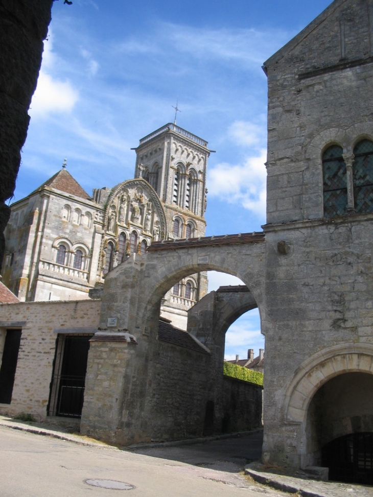 Basilique et maison - Vézelay