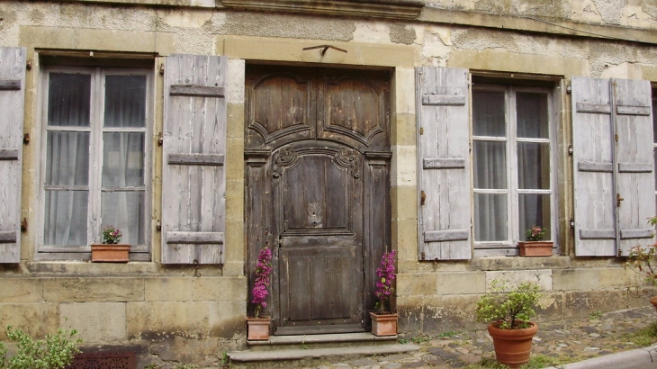 PETIT DETAIL DE RUE - Vézelay