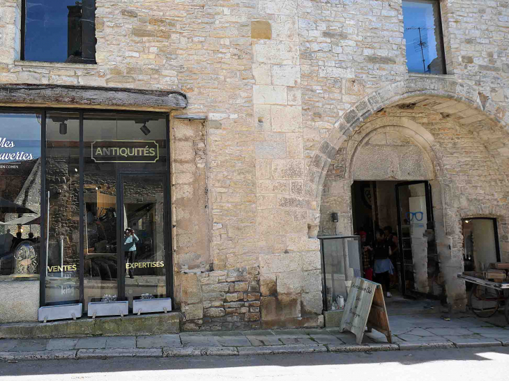 L'ancienne église Saint Etienne reconvertie enmagasin d'antiquités - Vézelay