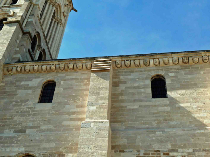 La basilique Sainte Madeleine : modillons - Vézelay